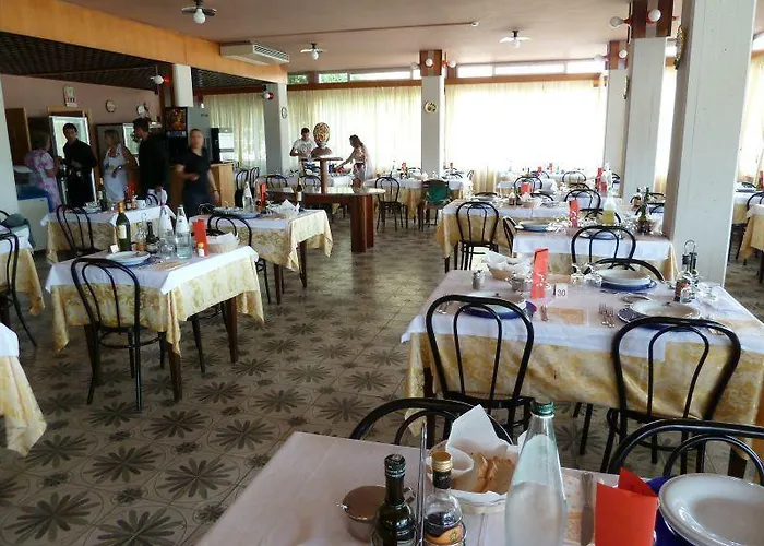 מלון Girasole Frontemare 3*