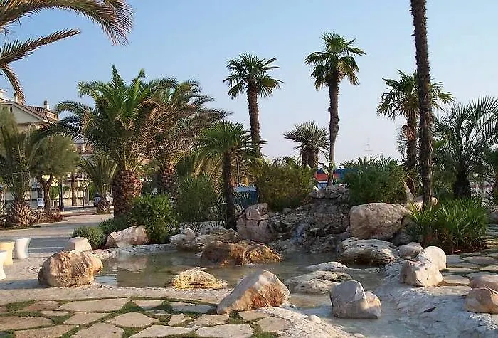 מלון Girasole Frontemare 3*