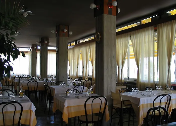 מלון Girasole Frontemare 3*