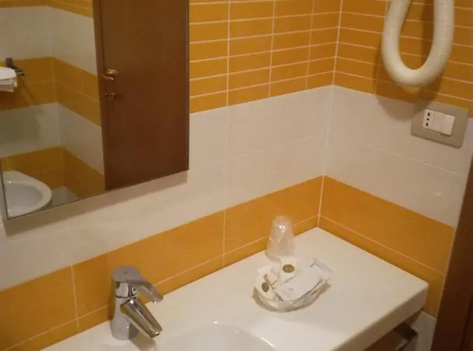 מלון Girasole Frontemare 3*